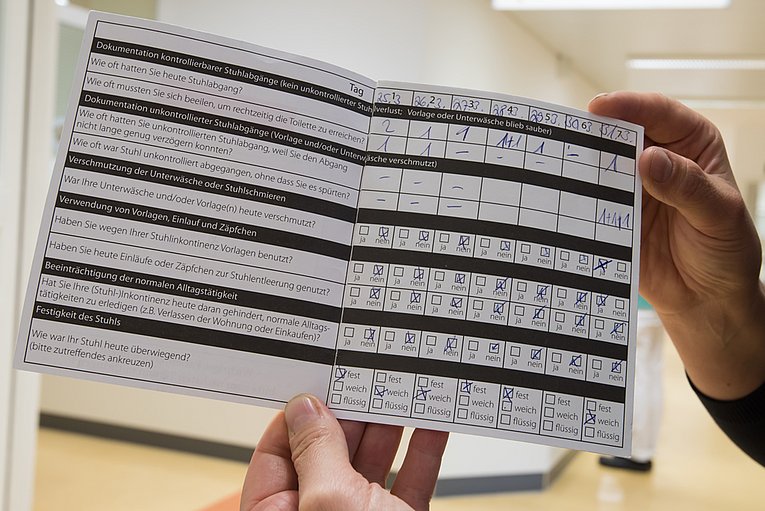 Das Bild zeigt ein aufgeklapptes ausgefülltes Stuhltagebuch